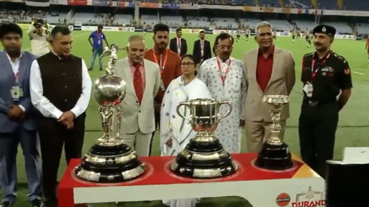 ডুরান্ড কাপের উদ্বোধন করলেন মুখ্যমন্ত্রী মমতা বন্দ্যোপাধ্যায়, প্রথম ম্যাচে মুখোমুখি মহামেডান ও এফসি গোয়া ডুরান্ড কাপের উদ্বোধন করলেন মুখ্যমন্ত্রী মমতা বন্দ্যোপাধ্যায়, প্রথম ম্যাচে মুখোমুখি মহামেডান ও এফসি গোয়া