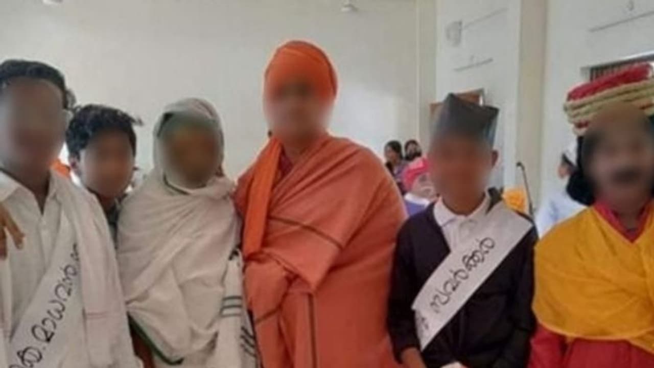 മലപ്പുറത്തെ സ്കൂളിലെ സ്വാതന്ത്ര്യദിന ഘോഷയാത്രയിൽ സവർക്കറെ തിരുകിക്കയറ്റിയെന്ന് ആരോപണം; പ്രതിഷേധം മലപ്പുറത്തെ സ്കൂളിലെ സ്വാതന്ത്ര്യദിന ഘോഷയാത്രയിൽ സവർക്കറെ തിരുകിക്കയറ്റിയെന്ന് ആരോപണം; പ്രതിഷേധം