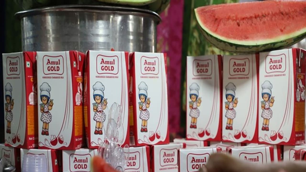 উৎসবের মরশুমে ফের মূল্যবৃদ্ধির ছেঁকা, দুধের দাম বাড়াল আমুল, জেনে নিন নতুন মূল্য উৎসবের মরশুমে ফের মূল্যবৃদ্ধির ছেঁকা, দুধের দাম বাড়াল আমুল, জেনে নিন নতুন মূল্য