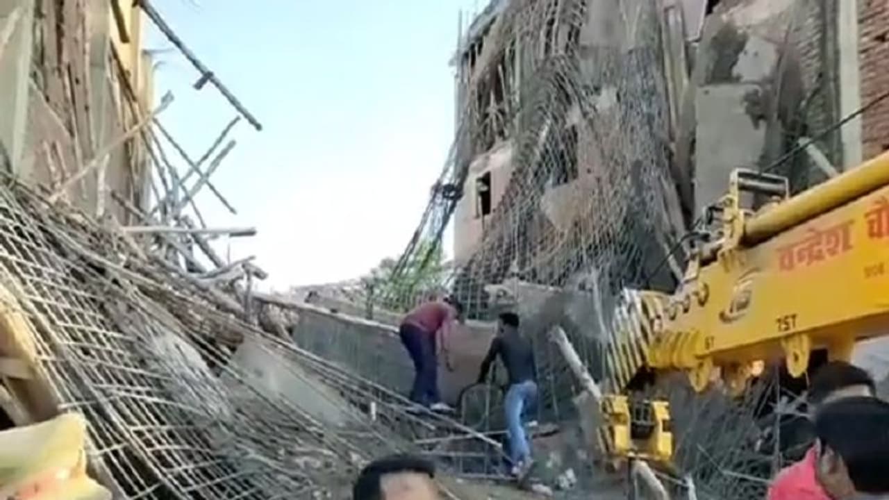 अयोध्या: निर्माणाधीन मकान का लिंटर गिरने से दबे मजदूर, 1 की हुई मौत और 11 घायल अयोध्या: निर्माणाधीन मकान का लिंटर गिरने से दबे मजदूर, 1 की हुई मौत और 11 घायल