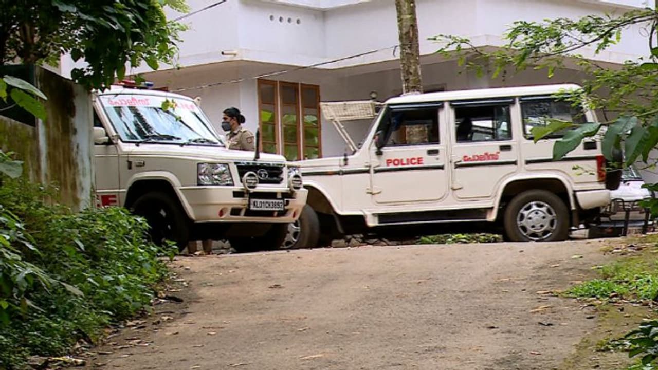കൊച്ചിയിൽ വീണ്ടും കൊലപാതകം; ഇൻഫോപാർക്കിനടുത്തെ ഫ്ലാറ്റിൽ യുവാവിന്റെ മൃതദേഹം കൊച്ചിയിൽ വീണ്ടും കൊലപാതകം; ഇൻഫോപാർക്കിനടുത്തെ ഫ്ലാറ്റിൽ യുവാവിന്റെ മൃതദേഹം