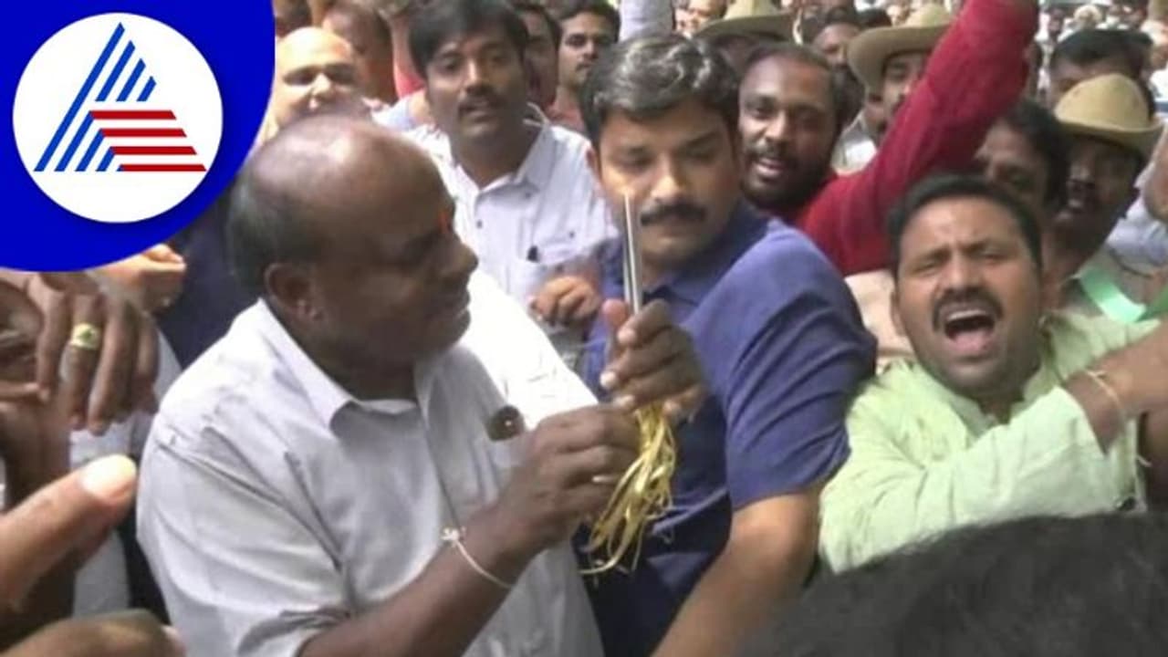 ಮಾಜಿ ಸಿಎಂ ಹೆಚ್ ಡಿಕೆ ವಿರುದ್ದ ಧಿಕ್ಕಾರ ಕೂಗಿ ಕೈ ಕಮಲ ಸದಸ್ಯರ ಆಕ್ರೋಶ ಮಾಜಿ ಸಿಎಂ ಹೆಚ್ ಡಿಕೆ ವಿರುದ್ದ ಧಿಕ್ಕಾರ ಕೂಗಿ ಕೈ ಕಮಲ ಸದಸ್ಯರ ಆಕ್ರೋಶ