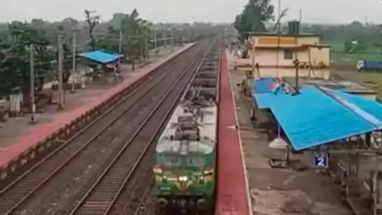 কয়লা বয়ে রেকর্ড সুপার বাসুকির, দৈত্যাকার মালগাড়ি একটি স্টেশন পার করল ৪ মিনিটে, দেখুন ভিডিও কয়লা বয়ে রেকর্ড সুপার বাসুকির, দৈত্যাকার মালগাড়ি একটি স্টেশন পার করল ৪ মিনিটে, দেখুন ভিডিও