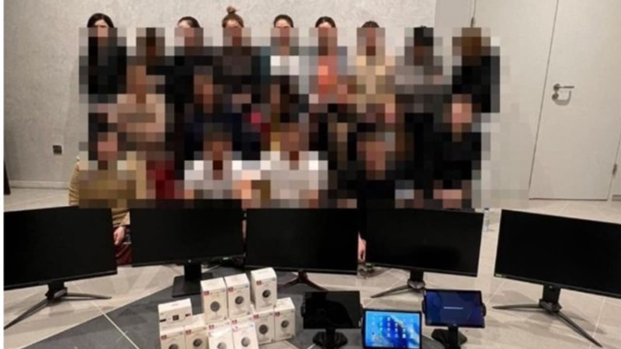 പെണ്വാണിഭ കേന്ദ്രത്തില് റെയ്ഡ്; 19 പ്രവാസികള് അറസ്റ്റില് പെണ്വാണിഭ കേന്ദ്രത്തില് റെയ്ഡ്; 19 പ്രവാസികള് അറസ്റ്റില്