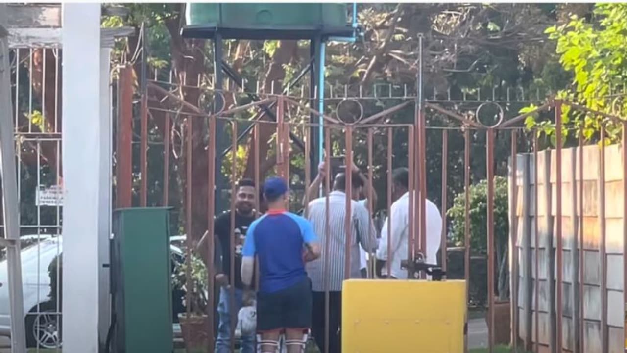 ഇഷാന്റെ ബാറ്റിംഗ് കാണണം; പാറ്റ്നയില് നിന്ന് ഹരാരെയിലെത്തിയ ആരാധകന്റെ മനംനിറച്ച് താരം വീഡിയോ ഇഷാന്റെ ബാറ്റിംഗ് കാണണം; പാറ്റ്നയില് നിന്ന് ഹരാരെയിലെത്തിയ ആരാധകന്റെ മനംനിറച്ച് താരം വീഡിയോ