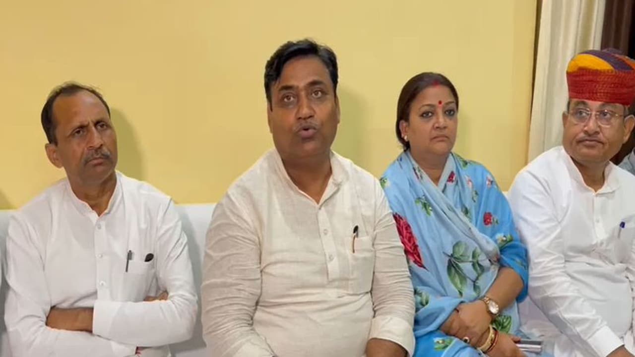 जालौर मामले में बैकफुट पर गहलोत सरकार: कांग्रेस ने की बड़ी घोषणा, राहुल सोनिया के निर्देश के बाद एक्शन जालौर मामले में बैकफुट पर गहलोत सरकार: कांग्रेस ने की बड़ी घोषणा, राहुल सोनिया के निर्देश के बाद एक्शन