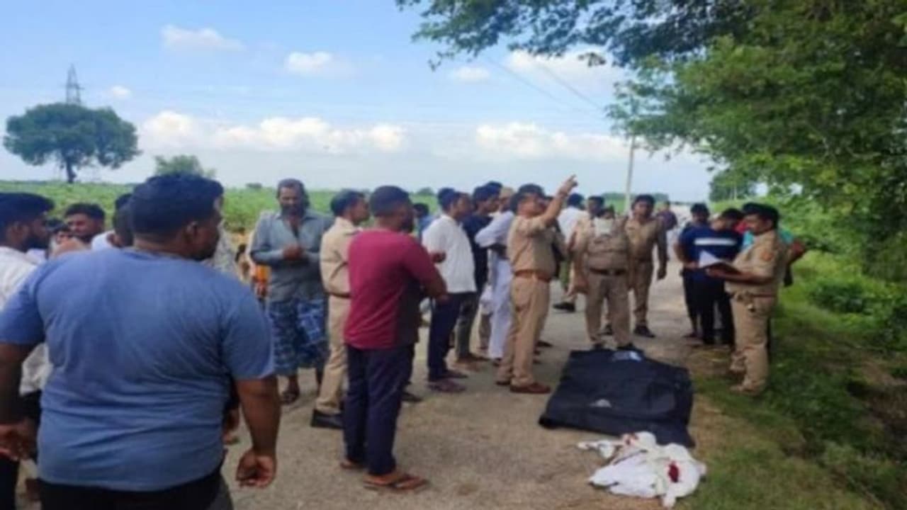 मेरठ में घर से 1 किमी दूर लटकी मिली मां और 2 बेटियों की लाश, इस वजह से उजड़ गया पूरा परिवार मेरठ में घर से 1 किमी दूर लटकी मिली मां और 2 बेटियों की लाश, इस वजह से उजड़ गया पूरा परिवार