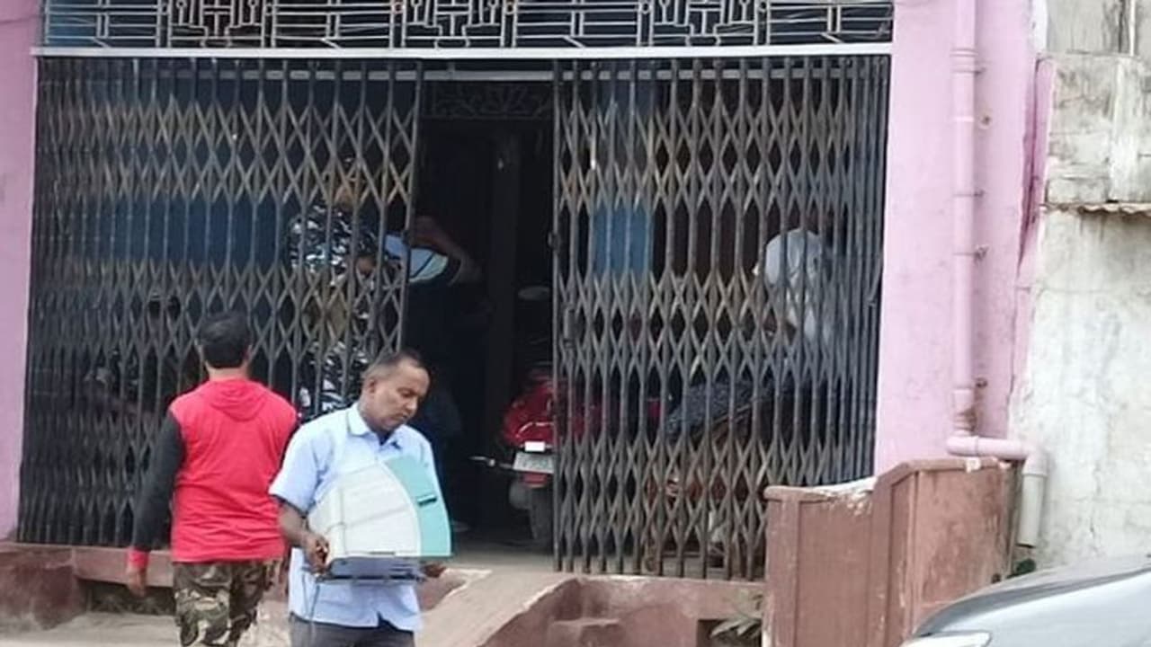 कोयला कारोबारी के घर IT रेड: 22 करोड़ कैश, गिनने के लिए लगी 3 मशीनें, गहनों की कीमत से हैरान हुई टीम कोयला कारोबारी के घर IT रेड: 22 करोड़ कैश, गिनने के लिए लगी 3 मशीनें, गहनों की कीमत से हैरान हुई टीम