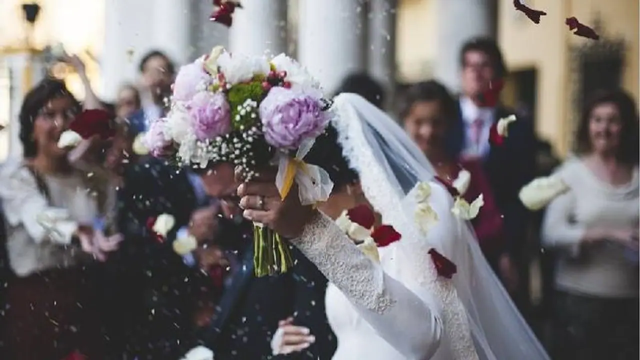 കൂടെ ജോലി ചെയ്യുന്ന 70 പേരെ വിവാഹത്തിന് ക്ഷണിച്ചു, വന്നത് ഒരാൾ മാത്രം, യുവതി ജോലി രാജി വച്ചു കൂടെ ജോലി ചെയ്യുന്ന 70 പേരെ വിവാഹത്തിന് ക്ഷണിച്ചു, വന്നത് ഒരാൾ മാത്രം, യുവതി ജോലി രാജി വച്ചു