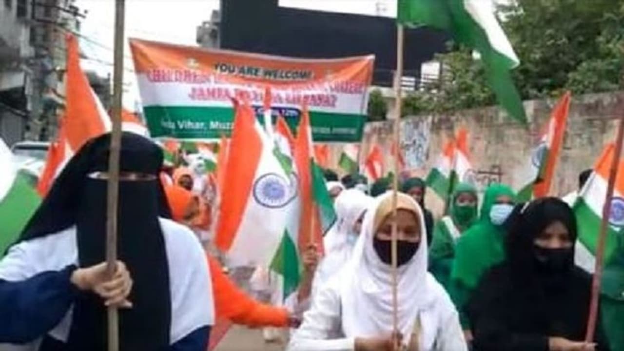 देशभक्ति के रंग में डूबकर मुस्लिम छात्राओं ने निकाली तिरंगा यात्रा, जुलूस के जरिए देना चाहती है ऐसा संदेश देशभक्ति के रंग में डूबकर मुस्लिम छात्राओं ने निकाली तिरंगा यात्रा, जुलूस के जरिए देना चाहती है ऐसा संदेश