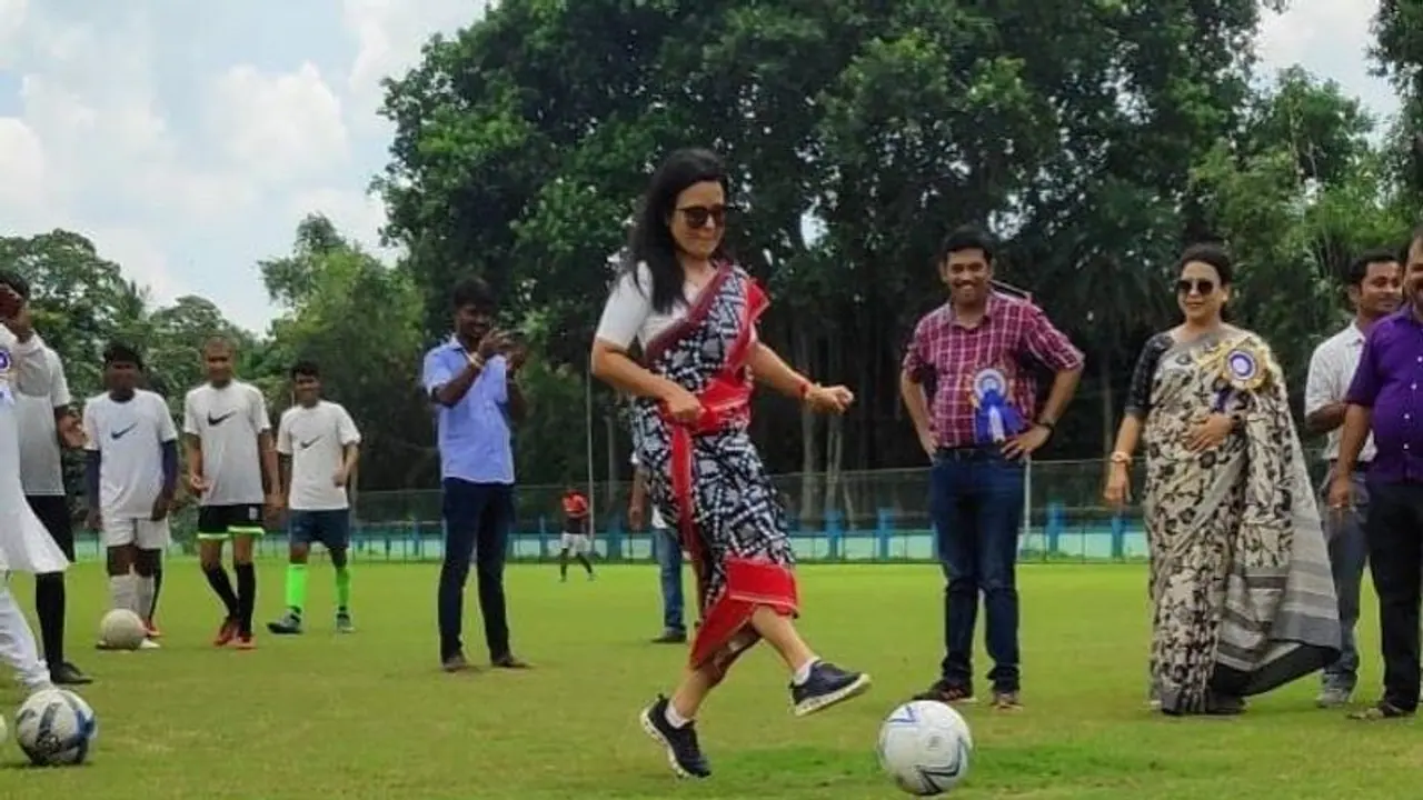 TMC सांसद महुआ मोइत्रा ने अलग अंदाज में मनाया खेला होबे दिवस, फुटबाल से दिखाए करतब TMC सांसद महुआ मोइत्रा ने अलग अंदाज में मनाया खेला होबे दिवस, फुटबाल से दिखाए करतब