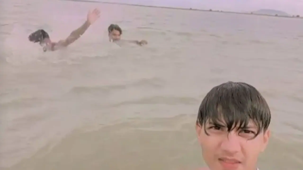 जयपुर में दोस्तों के साथ बर्थडे मनाने गया था युवक, मस्ती का वीडियो बनाने के दौरान कैद हो गई लाइव मौत जयपुर में दोस्तों के साथ बर्थडे मनाने गया था युवक, मस्ती का वीडियो बनाने के दौरान कैद हो गई लाइव मौत