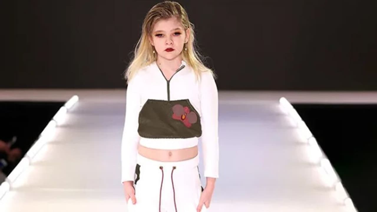 फैशन वीक में 10 साल की खूबसूरत मॉडल ने मचाई सनसनी, लड़की का सेक्सुअल सच जान रह जाएंगे हैरान फैशन वीक में 10 साल की खूबसूरत मॉडल ने मचाई सनसनी, लड़की का सेक्सुअल सच जान रह जाएंगे हैरान