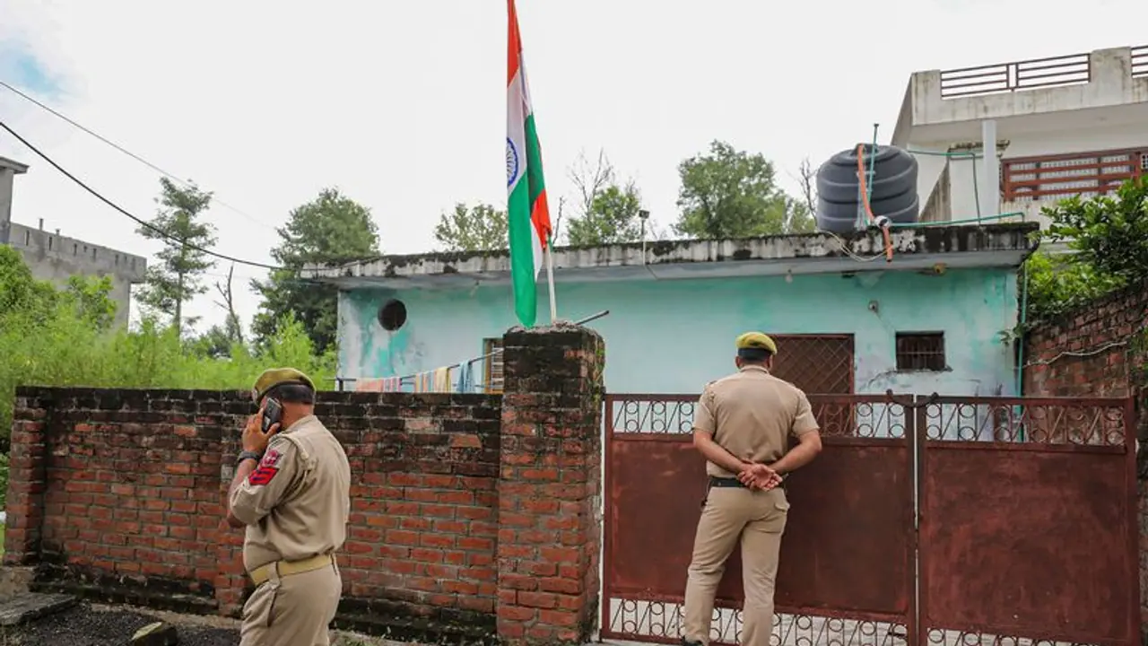 Jammu and Kashmir: SIA conducts raid at social media user's home for publishing anti India content Jammu and Kashmir: SIA conducts raid at social media user's home for publishing anti India content