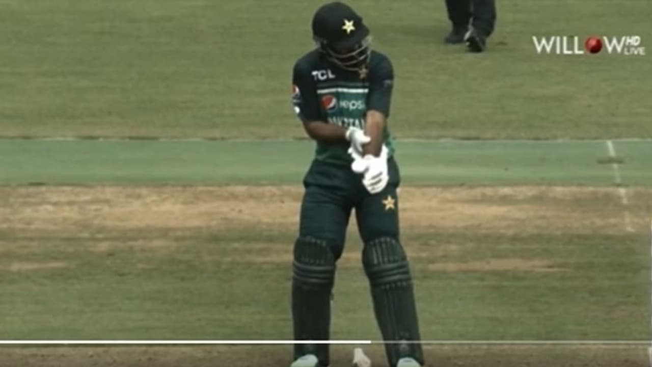 ബാറ്റിംഗിനിടെ അപകടകാരിയായ പ്രാണിയുടെ ആക്രമണം; വേദനകൊണ്ട് പുളഞ്ഞ് പാക് താരം ഫഖര് സമാന് വീഡിയോ ബാറ്റിംഗിനിടെ അപകടകാരിയായ പ്രാണിയുടെ ആക്രമണം; വേദനകൊണ്ട് പുളഞ്ഞ് പാക് താരം ഫഖര് സമാന് വീഡിയോ