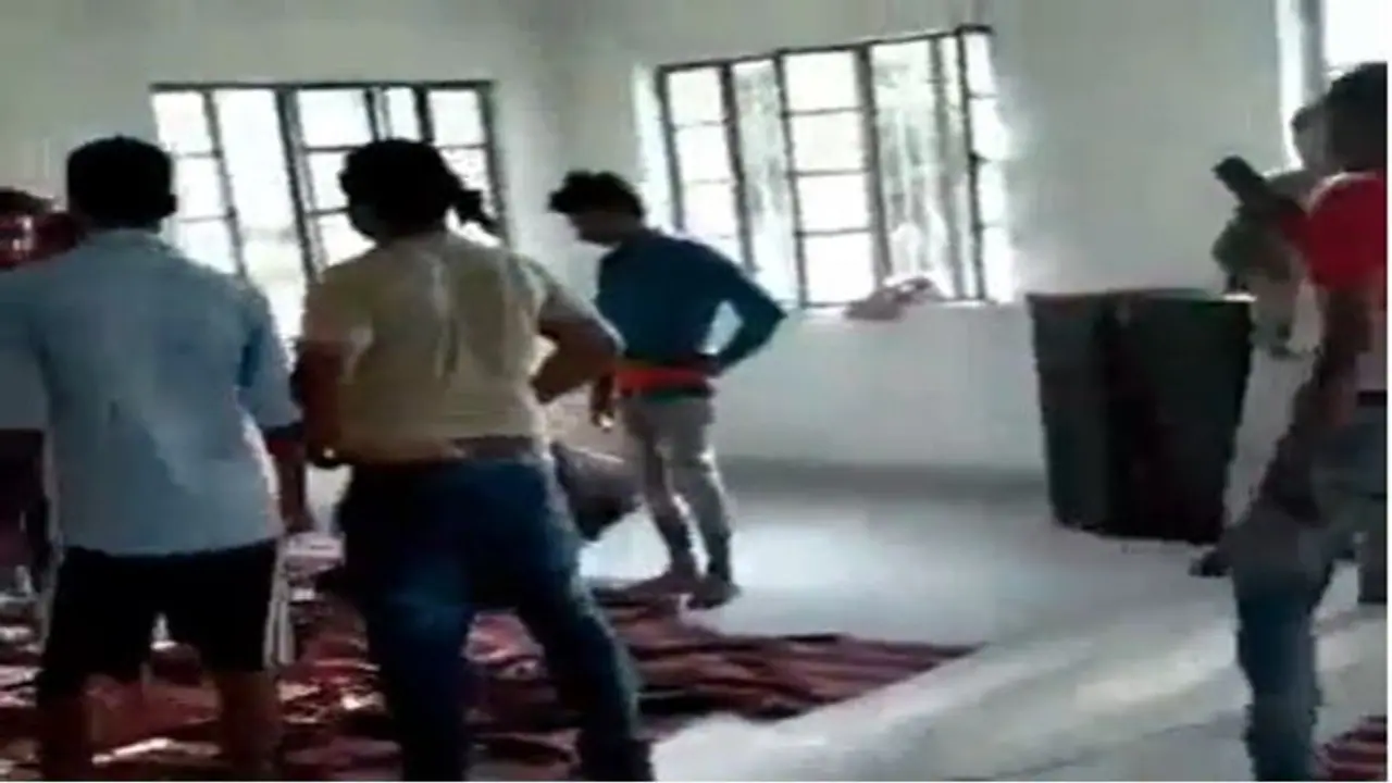 बिहार में स्वतंत्रता दिवस समारोह की तैयारी से पहले स्कूल में बार बालाओं का अश्लील डांस