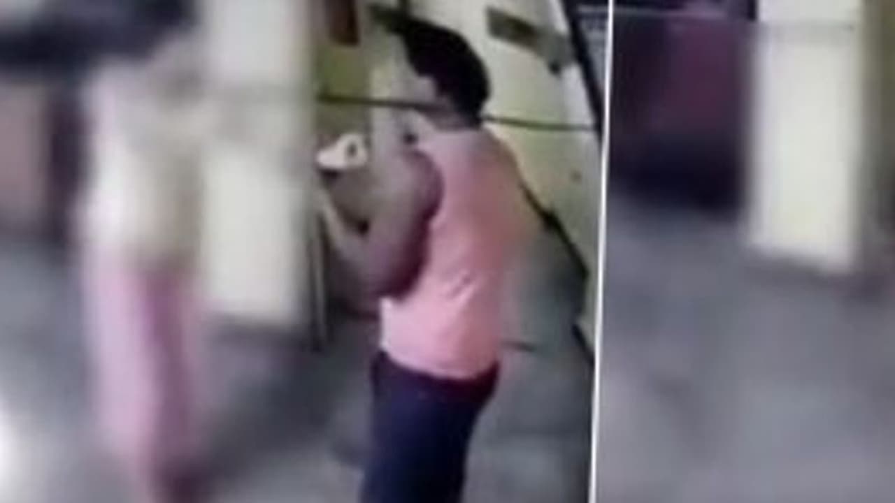 ಕುಡಿದು ವಿದ್ಯಾರ್ಥಿನಿಯನ್ನು ಎಳೆದಾಡಿ ಲೈಂಗಿಕ ಕಿರುಕುಳ: ಭಯಾನಕ ದೃಶ್ಯ ಸಿಸಿಯಲ್ಲಿ ಸೆರೆ