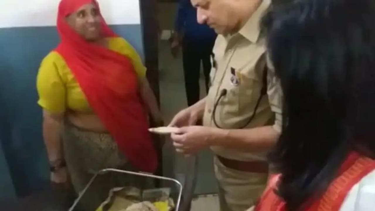 कच्ची रोटी और पानी वाली दाल...मैनपुरी के पुलिस लाइन का खाना देख चढ़ा एसपी का पारा, वीडियो वायरल