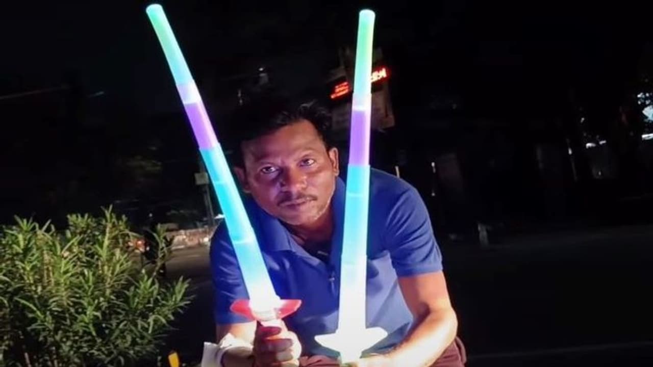 लेजर तलवार बेचने के लिए सड़कों पर यह शख्स कर रहा अनोखी मार्केटिंग, यूजर्स ने दिए गजब रिएक्शन 