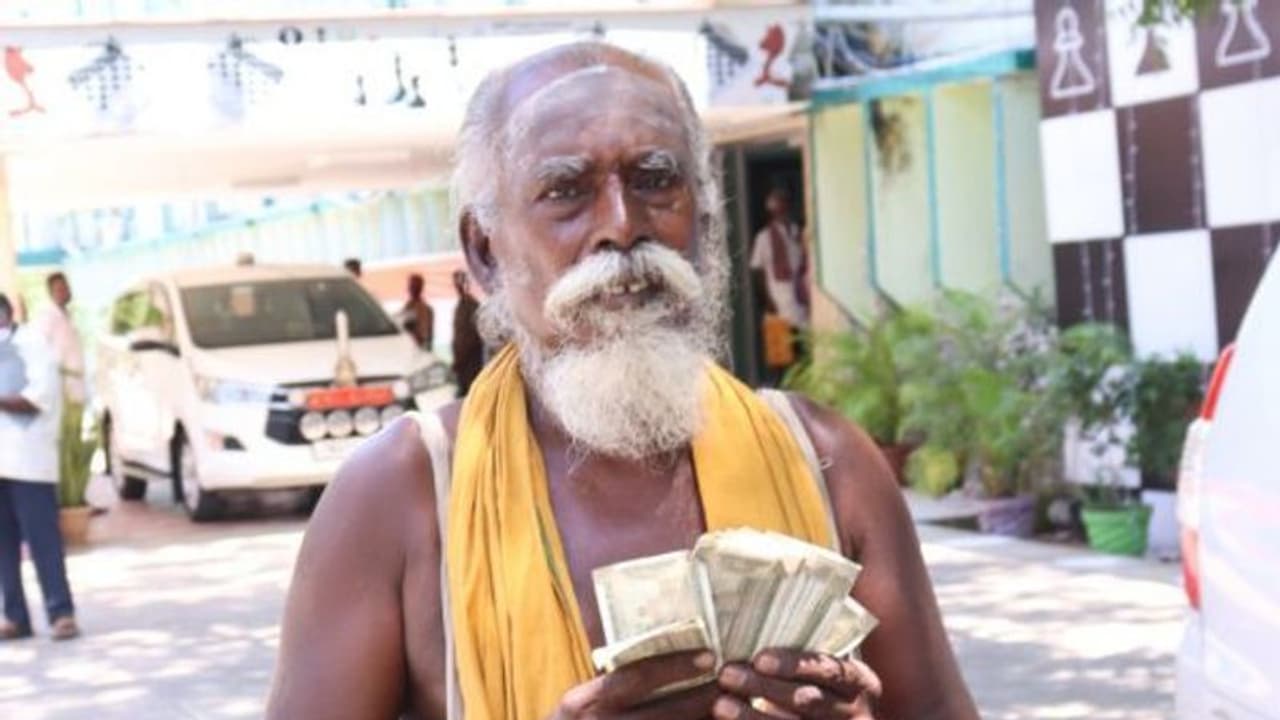 இந்த மனசுதான் சார் கடவுள்.. கஞ்சிக்கு வழியில்ல, ஆனால் பசியால் வாடும் இலங்கைக்கு 10 ஆயிரம் கொடுத்த பிச்சைகாரர் இந்த மனசுதான் சார் கடவுள்.. கஞ்சிக்கு வழியில்ல, ஆனால் பசியால் வாடும் இலங்கைக்கு 10 ஆயிரம் கொடுத்த பிச்சைகாரர்