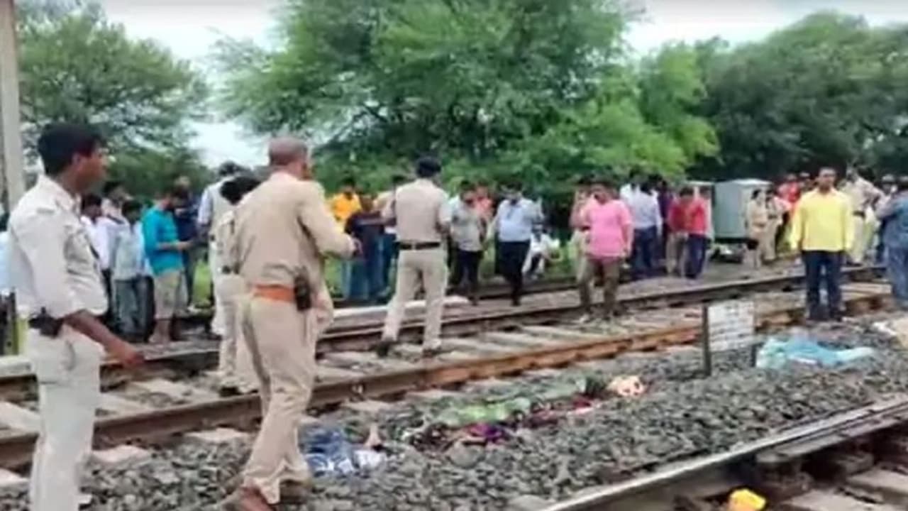 ముగ్గురు కూతుళ్లను రైలు కింద తోసేసి.. తాను దూకేసిన కసాయి తండ్రి.. అదే కారణమా..? ముగ్గురు కూతుళ్లను రైలు కింద తోసేసి.. తాను దూకేసిన కసాయి తండ్రి.. అదే కారణమా..?