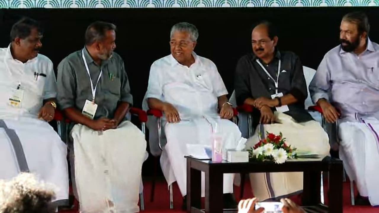 'കേരളത്തിലേത് എന്തും വിളയുന്ന നല്ല മണ്ണ്'; കാർഷിക മേഖലയിൽ കൂടുതൽ പദ്ധതികൾ പ്രഖ്യാപിച്ച് മുഖ്യമന്ത്രി 'കേരളത്തിലേത് എന്തും വിളയുന്ന നല്ല മണ്ണ്'; കാർഷിക മേഖലയിൽ കൂടുതൽ പദ്ധതികൾ പ്രഖ്യാപിച്ച് മുഖ്യമന്ത്രി