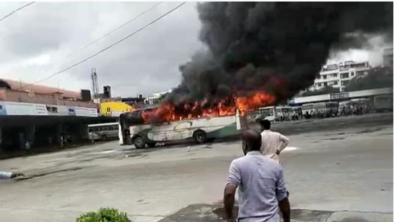 राजस्थान के सबसे बड़े बस स्टैंड से आई चौकाने वाली खबर, सवारियों के चढ़ने के दौरान अचानक बस में लगी आग राजस्थान के सबसे बड़े बस स्टैंड से आई चौकाने वाली खबर, सवारियों के चढ़ने के दौरान अचानक बस में लगी आग