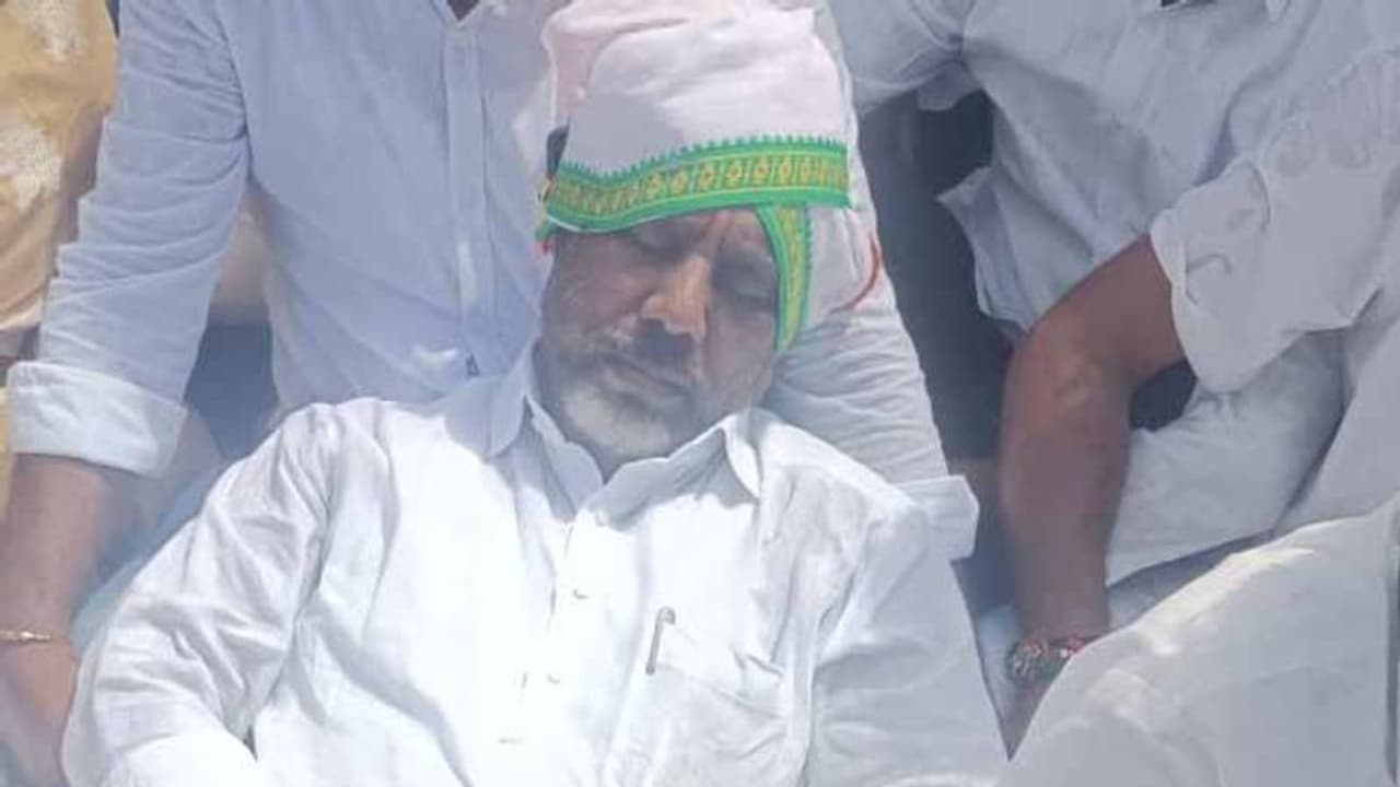 కాళేశ్వరం ప్రాజెక్ట్ టూర్ కి సీఎల్పీ బృందం, అడ్డుకొన్న పోలీసులు: తోపులాటలో సొమ్మసిల్లిన భట్టి కాళేశ్వరం ప్రాజెక్ట్ టూర్ కి సీఎల్పీ బృందం, అడ్డుకొన్న పోలీసులు: తోపులాటలో సొమ్మసిల్లిన భట్టి