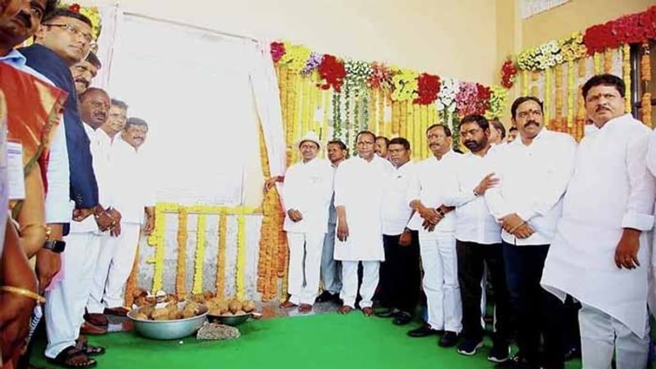 మేడ్చల్లో నూతన కలెక్టరేట్ కార్యాలయం ప్రారంభించిన కేసీఆర్ మేడ్చల్లో నూతన కలెక్టరేట్ కార్యాలయం ప్రారంభించిన కేసీఆర్