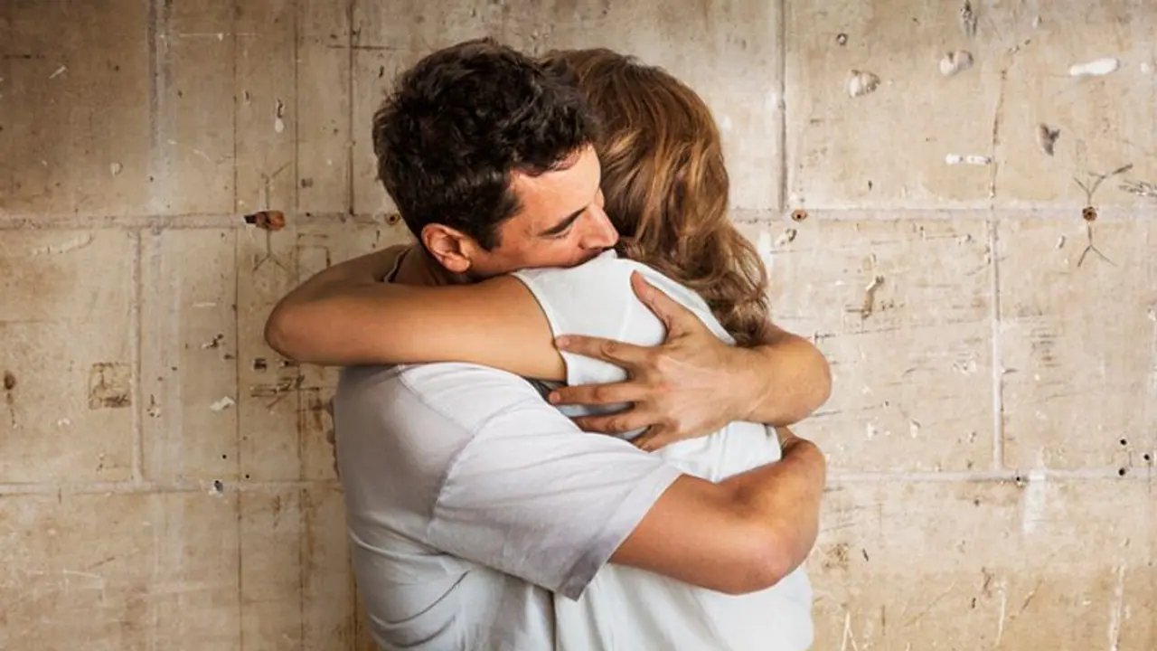 ఇదేం విడ్డూరం.. కౌగిలించుకున్నాడని కోర్టు కెక్కింది.. తీర్పు ఏం చెప్పారంటే... ఇదేం విడ్డూరం.. కౌగిలించుకున్నాడని కోర్టు కెక్కింది.. తీర్పు ఏం చెప్పారంటే...