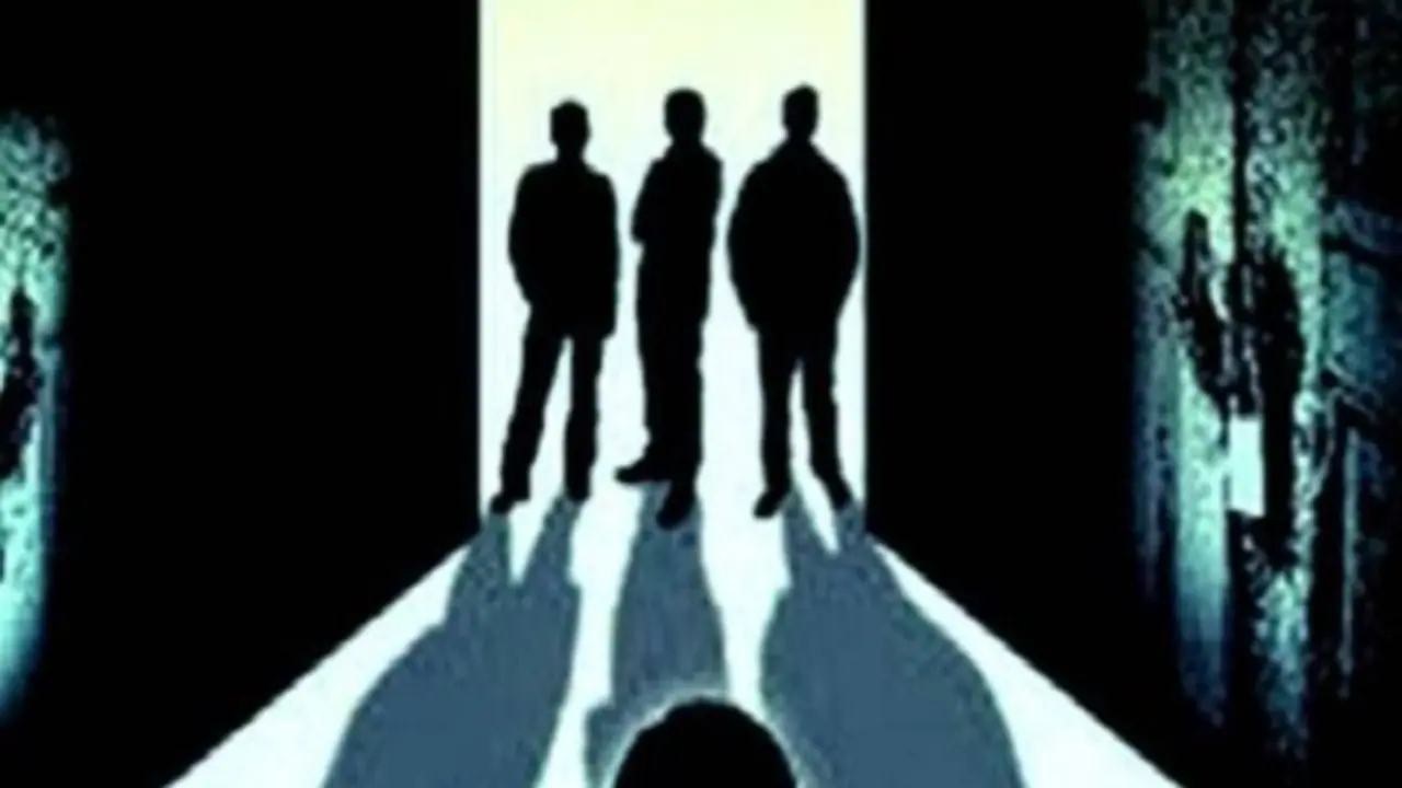 आपत्तिजनक हालत में कपल को 3 लड़कों ने पकड़ा, दरिंदों ने एक एक करके फाड़े छात्रा के कपड़े कोई ना सुन सका चीख आपत्तिजनक हालत में कपल को 3 लड़कों ने पकड़ा, दरिंदों ने एक एक करके फाड़े छात्रा के कपड़े कोई ना सुन सका चीख