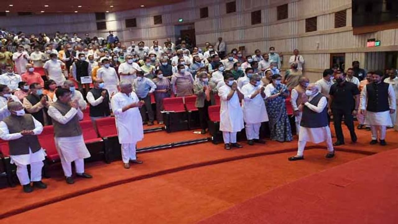  పార్లమెంట్ లో స్వరాజ్ ఎపిసోడ్ ప్రదర్శన: తిలకించిన మోడీ, మంత్రులు