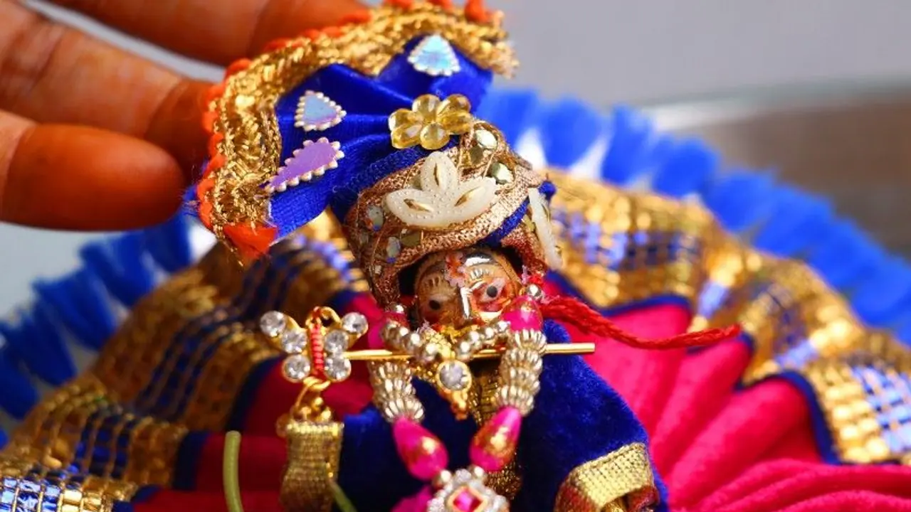 জন্মাষ্টমীতে এই পাঁচ উপায় ঠাকুর ঘর সাজান, রাখুন শ্রীকৃষ্ণের প্রিয় জিনিস, বর্ষিত হবে আশীর্বাদ