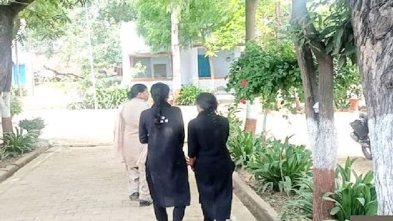 हरदोई में एक दूसरे के प्यार में पागल अलग समुदायों की युवतियां घर से हुई फरार, पुलिस ने पकड़ा तो बोली ऐसी बात हरदोई में एक दूसरे के प्यार में पागल अलग समुदायों की युवतियां घर से हुई फरार, पुलिस ने पकड़ा तो बोली ऐसी बात