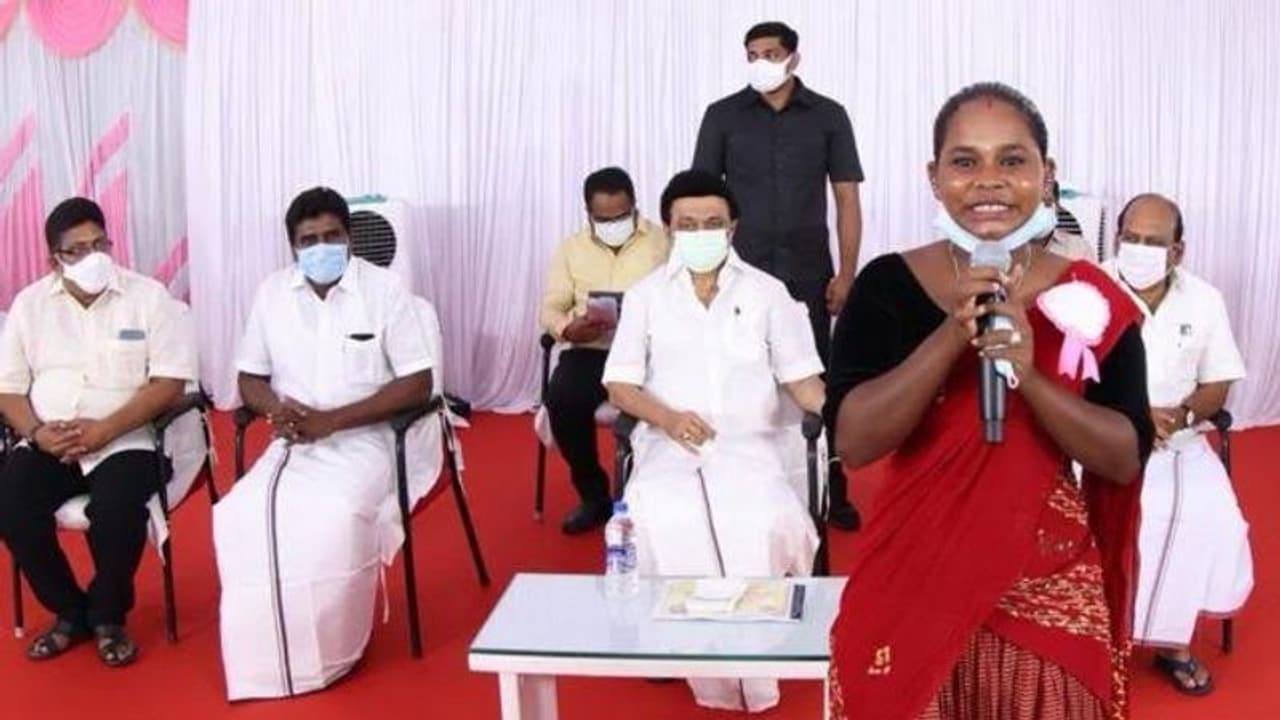 முதல்வர் பெயரை கூறி மிரட்டுகிறாரா நரிக்குறவர் பெண் அஸ்வினி? காவல் நிலையத்தில் வியாபாரிகள் புகாரால் பரபரப்பு முதல்வர் பெயரை கூறி மிரட்டுகிறாரா நரிக்குறவர் பெண் அஸ்வினி? காவல் நிலையத்தில் வியாபாரிகள் புகாரால் பரபரப்பு