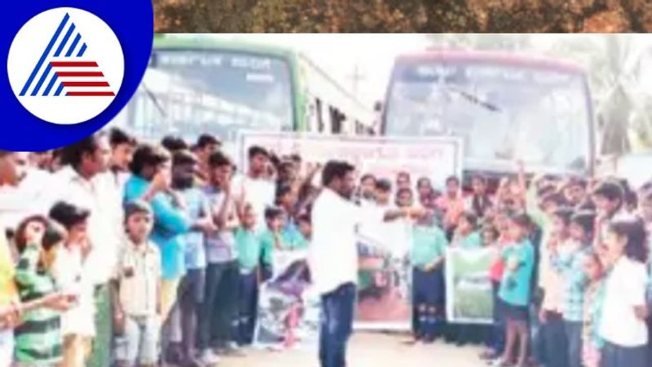 ಸಿದ್ದಾಪುರ ನಂದಿಹಳ್ಳಿ ರಸ್ತೆ ದುರಸ್ತಿಗಾಗಿ ಪ್ರತಿಭಟನೆ ಸಿದ್ದಾಪುರ ನಂದಿಹಳ್ಳಿ ರಸ್ತೆ ದುರಸ್ತಿಗಾಗಿ ಪ್ರತಿಭಟನೆ