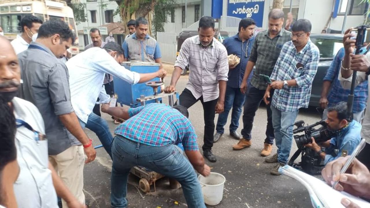ആവശ്യത്തിന് ടാര് പോലും ഇല്ല; പുതുതായി നിര്മ്മിച്ച പകുതി റോഡുകളിലും കുഴിയെന്ന് വിജിലൻസ് ആവശ്യത്തിന് ടാര് പോലും ഇല്ല; പുതുതായി നിര്മ്മിച്ച പകുതി റോഡുകളിലും കുഴിയെന്ന് വിജിലൻസ്