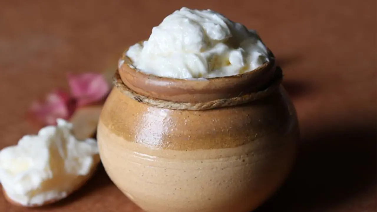 लड्डू गोपाल को लगाना है माखन मिश्री का भोग, तो घर में रखी मलाई से 5 मिनट में निकालें मक्खन