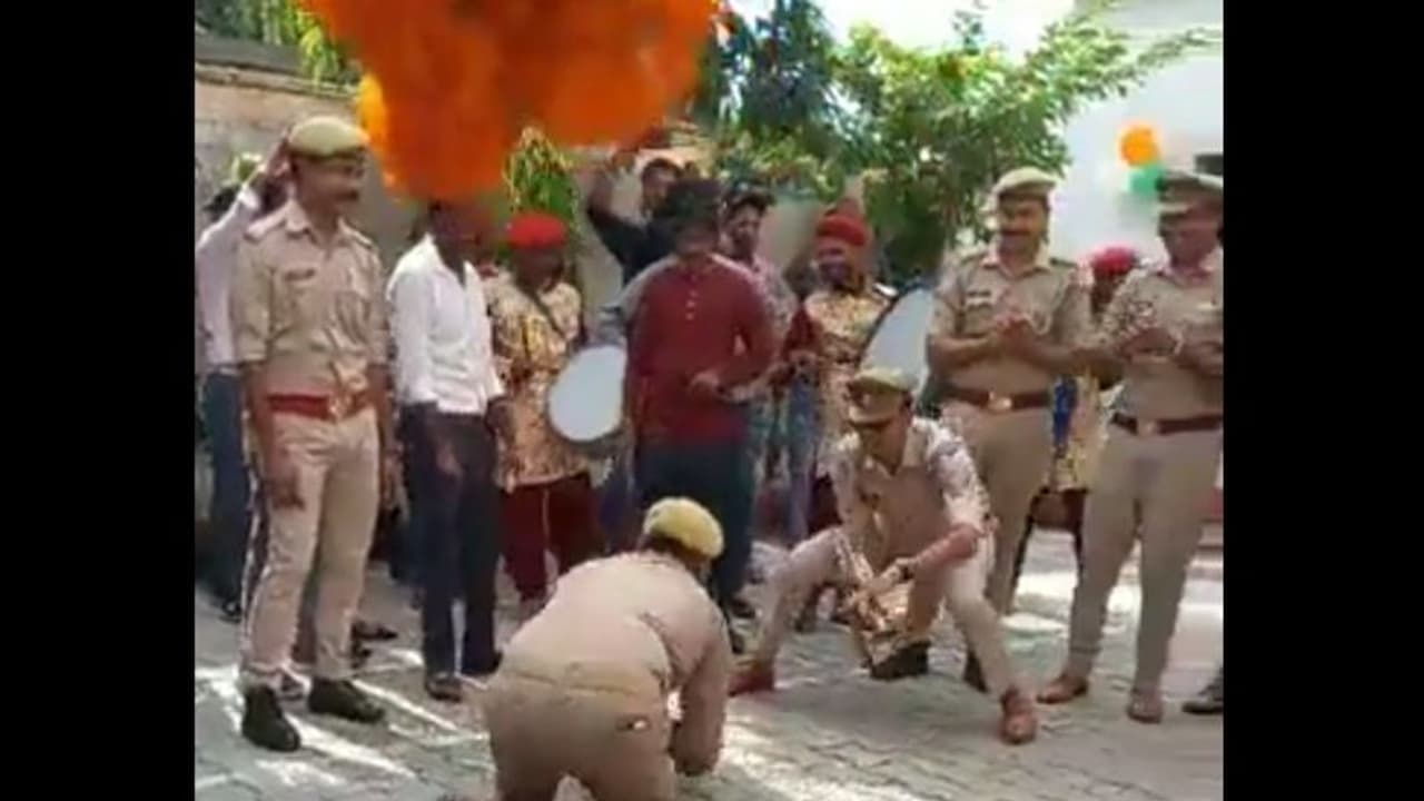 ಇನ್ಸ್‌ಪೆಕ್ಟರ್, ಪೇದೆ ಜುಗಲ್‌ಬಂದಿ: ಪೊಲೀಸರ ನಾಗಿನ್ ಡಾನ್ಸ್ ವೈರಲ್