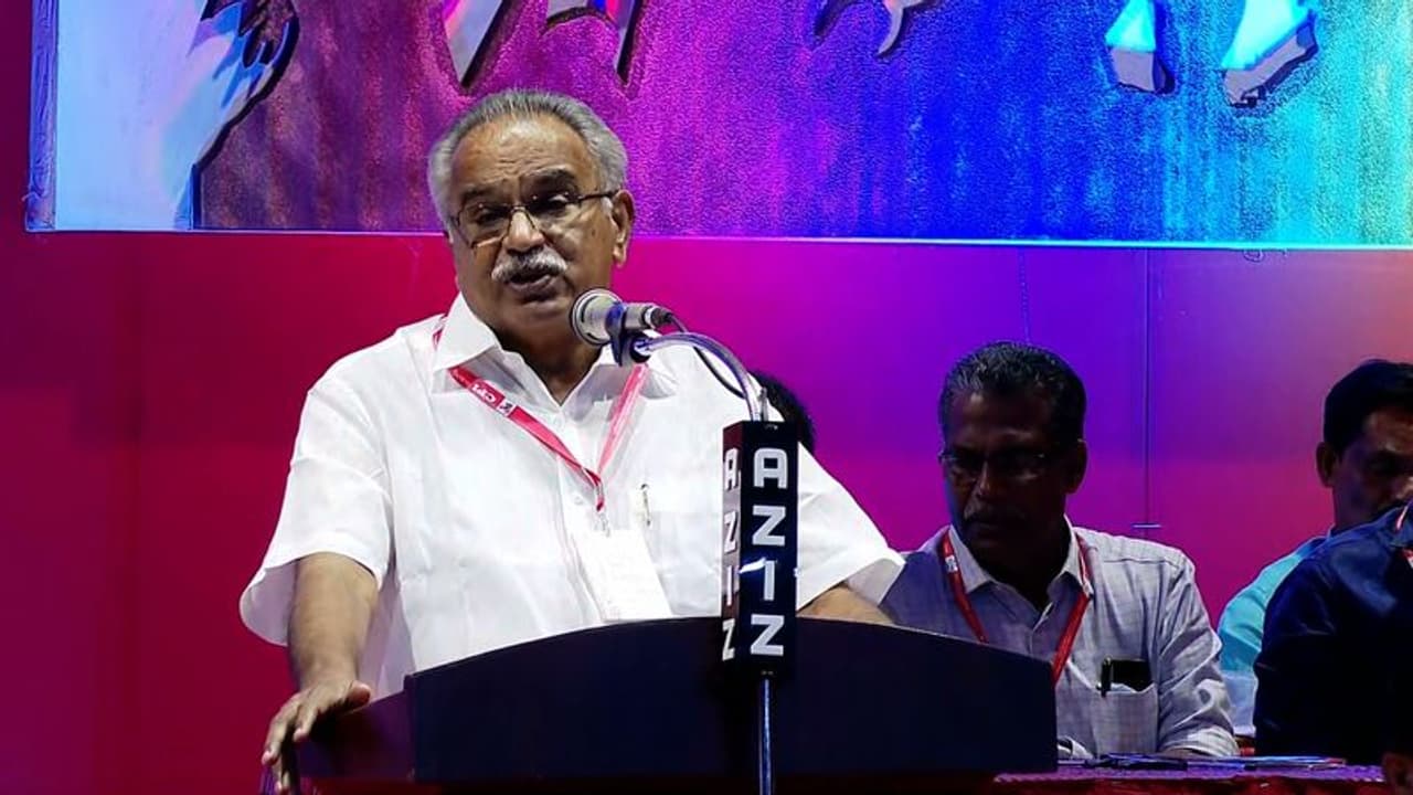 ഇടത് സർക്കാരിനെതിരെ അപൂർവ ഐക്യം; ദേശീയ പതാകകളുടെ എണ്ണം വർധിപ്പിച്ചാൽ ദേശീയ ബോധം ഉയരില്ല: കാനം ഇടത് സർക്കാരിനെതിരെ അപൂർവ ഐക്യം; ദേശീയ പതാകകളുടെ എണ്ണം വർധിപ്പിച്ചാൽ ദേശീയ ബോധം ഉയരില്ല: കാനം