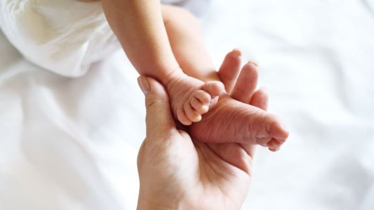 సూర్యాపేటలో విషాదం.. కారు కింద నలిగి 18నెలల చిన్నారి మృతి.. వెనక్కి తీస్తుండగా ప్రమాదం.. సూర్యాపేటలో విషాదం.. కారు కింద నలిగి 18నెలల చిన్నారి మృతి.. వెనక్కి తీస్తుండగా ప్రమాదం..