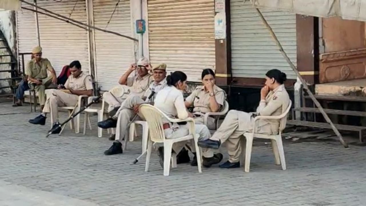 जन्माष्टमी के एक दिन पहले फिर गरमाया खाटूश्यामजी का मामला: सीकर हुआ बंद, चप्पे चप्पे पर तैनात पुलिस फोर्स जन्माष्टमी के एक दिन पहले फिर गरमाया खाटूश्यामजी का मामला: सीकर हुआ बंद, चप्पे चप्पे पर तैनात पुलिस फोर्स