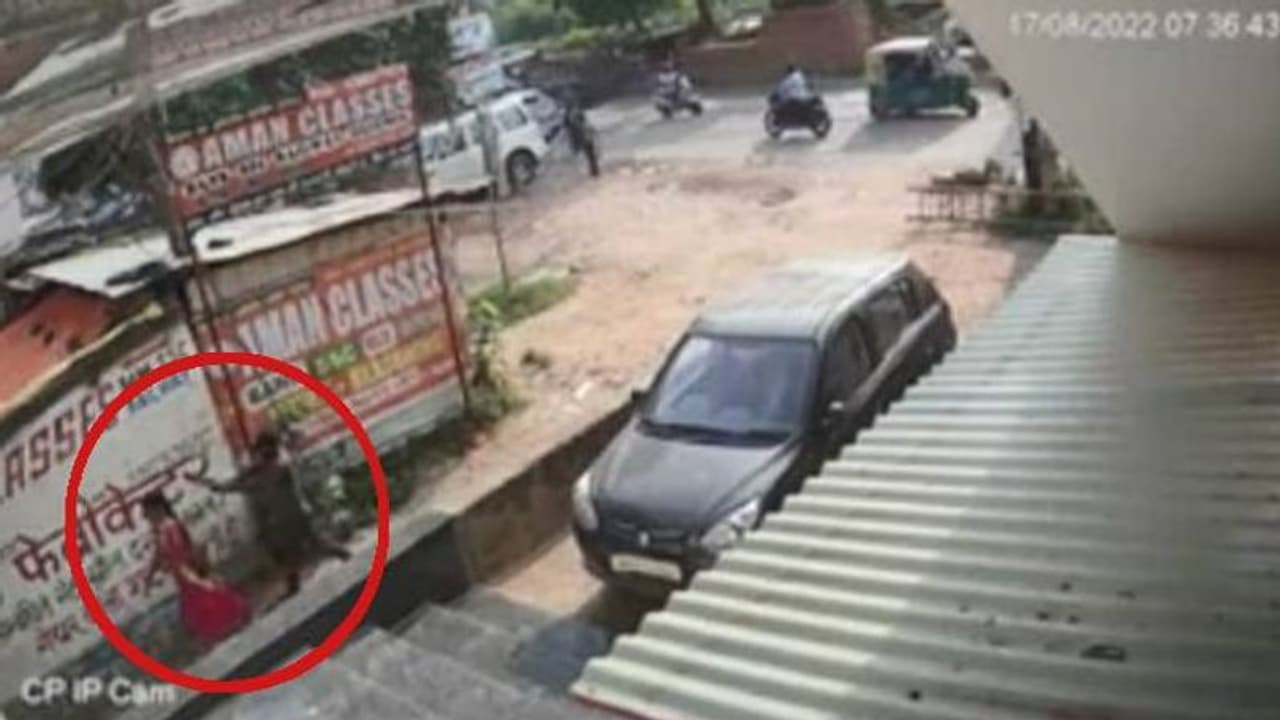 പ്രണയാഭ്യര്ത്ഥന നിരസിച്ച പെൺകുട്ടിക്ക് നേരെ വെടിവെപ്പ്, പ്രതി ഓടി രക്ഷപ്പെട്ടു, ദൃശ്യങ്ങൾ സിസിടിവിയിൽ പ്രണയാഭ്യര്ത്ഥന നിരസിച്ച പെൺകുട്ടിക്ക് നേരെ വെടിവെപ്പ്, പ്രതി ഓടി രക്ഷപ്പെട്ടു, ദൃശ്യങ്ങൾ സിസിടിവിയിൽ