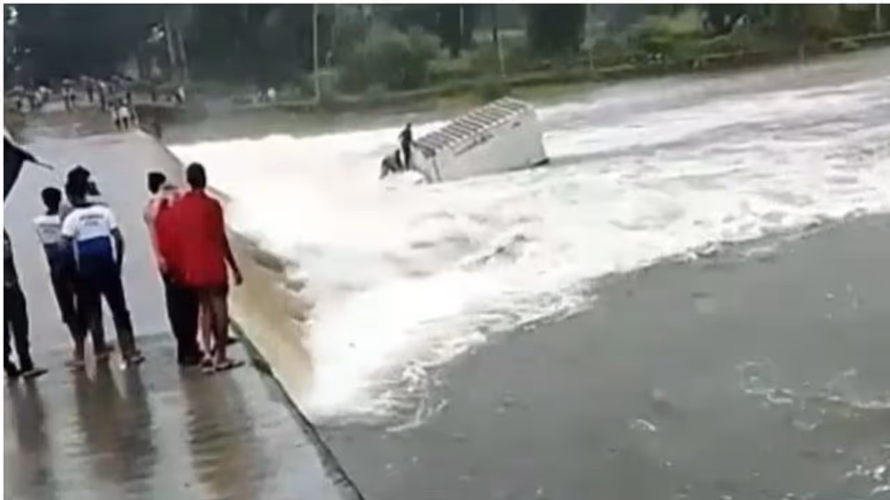 उदयपुर में कागज के खिलौने की तरह पानी में बह गया पंद्रह सौ किलो वजनी ट्रक, देखें लाइव वीडियो उदयपुर में कागज के खिलौने की तरह पानी में बह गया पंद्रह सौ किलो वजनी ट्रक, देखें लाइव वीडियो