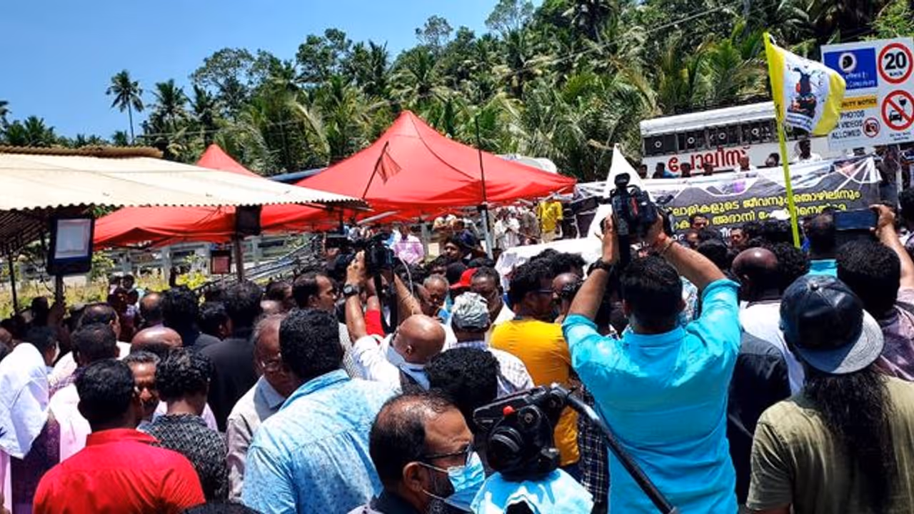 റോഡ് ഉപരോധത്തിന് നിരോധനം, മുദ്രാവാക്യം വിളിക്ക് വിലക്ക്; വിഴിഞ്ഞം തുറമുഖ സമരത്തിനെതിരെ കളക്ടറുടെ ഉത്തരവ് 