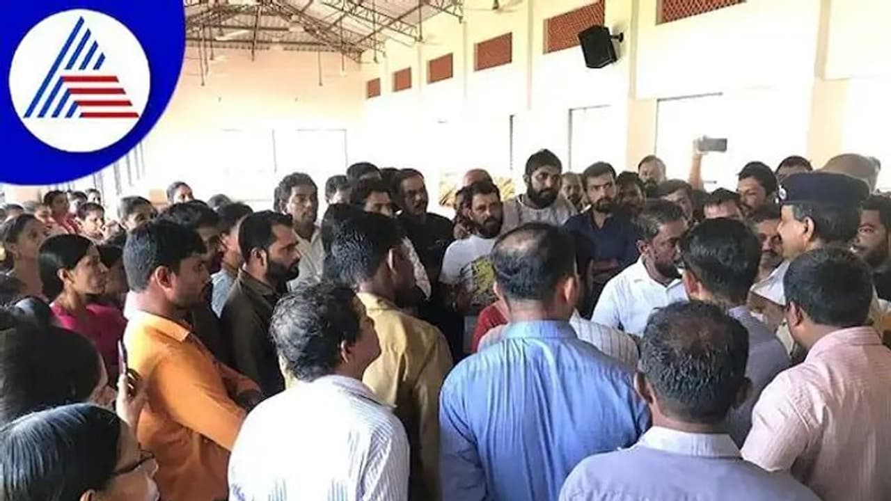 ಕಾರವಾರ: ಮಕ್ಕಳ ಕೈಯಲ್ಲಿದ್ದ ರಾಖಿ ಬಿಚ್ಚಿಸಿದ ಖಾಸಗಿ ಶಾಲೆ, ಶಿಕ್ಷಣ ಸಂಸ್ಥೆಯ ವಿರುದ್ಧ ಪ್ರತಿಭಟನೆ ಕಾರವಾರ: ಮಕ್ಕಳ ಕೈಯಲ್ಲಿದ್ದ ರಾಖಿ ಬಿಚ್ಚಿಸಿದ ಖಾಸಗಿ ಶಾಲೆ, ಶಿಕ್ಷಣ ಸಂಸ್ಥೆಯ ವಿರುದ್ಧ ಪ್ರತಿಭಟನೆ