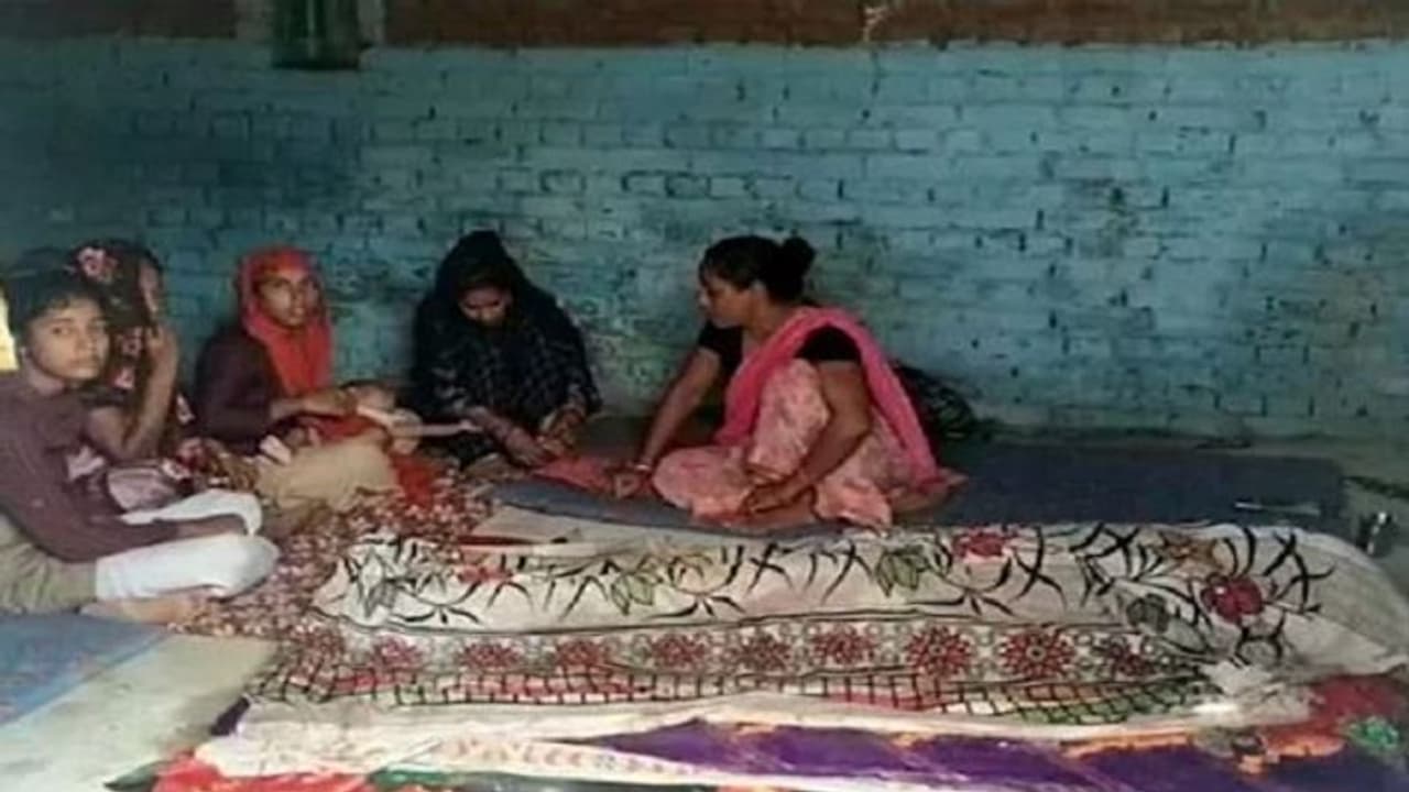 अंतिम संस्कार में रोड़ा बना धर्मांतरण, 30 घंटे बाद भी नहीं हो सका बहू और ब्राम्हण परिवार के बीच समझौता अंतिम संस्कार में रोड़ा बना धर्मांतरण, 30 घंटे बाद भी नहीं हो सका बहू और ब्राम्हण परिवार के बीच समझौता