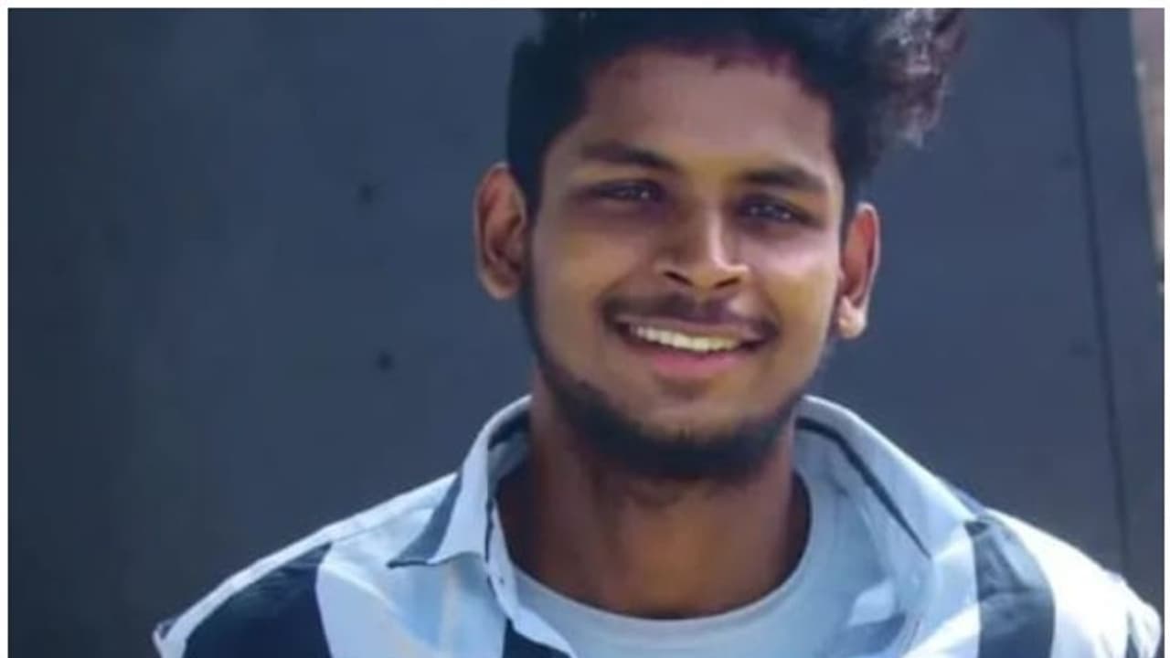 പുന്നപ്രയിൽ യുവാവ് ട്രെയിനിടിച്ച് മരിച്ച സംഭവം; ഡിവൈഎഫ്ഐ പ്രവർത്തകർ ഓടിച്ചിട്ട് മര്ദിച്ചെന്ന് കുടുംബം പുന്നപ്രയിൽ യുവാവ് ട്രെയിനിടിച്ച് മരിച്ച സംഭവം; ഡിവൈഎഫ്ഐ പ്രവർത്തകർ ഓടിച്ചിട്ട് മര്ദിച്ചെന്ന് കുടുംബം