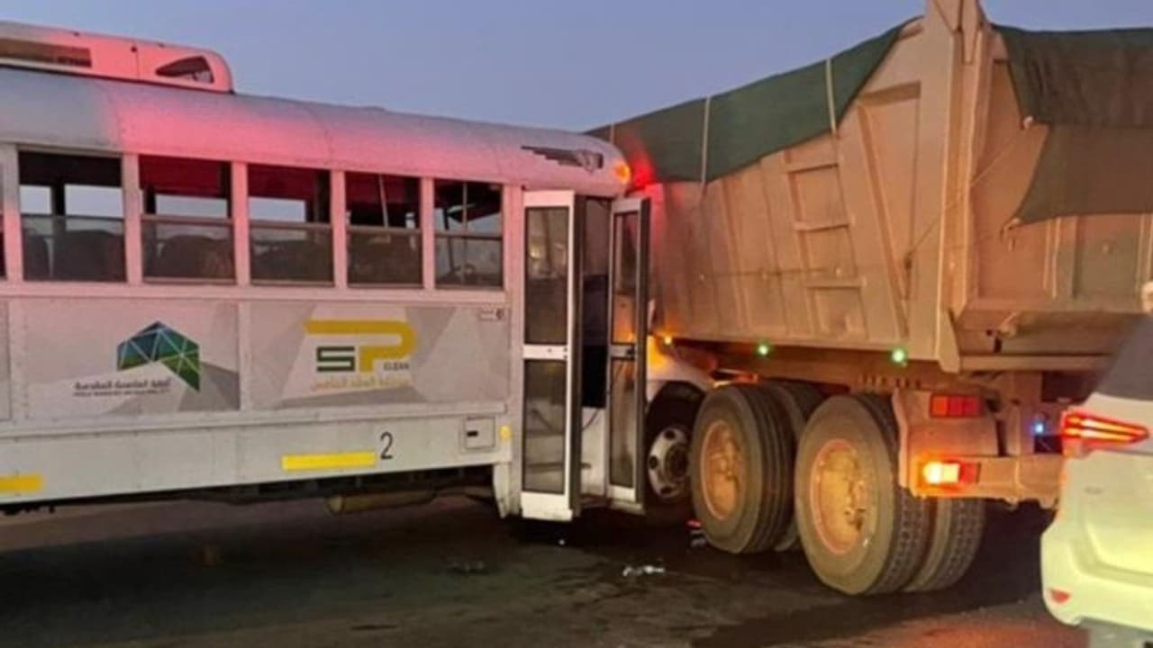 സൗദിയിൽ ടിപ്പർ ലോറിയും ബസും കൂട്ടിയിടിച്ചു; 10 പേർക്ക് പരിക്ക് സൗദിയിൽ ടിപ്പർ ലോറിയും ബസും കൂട്ടിയിടിച്ചു; 10 പേർക്ക് പരിക്ക്