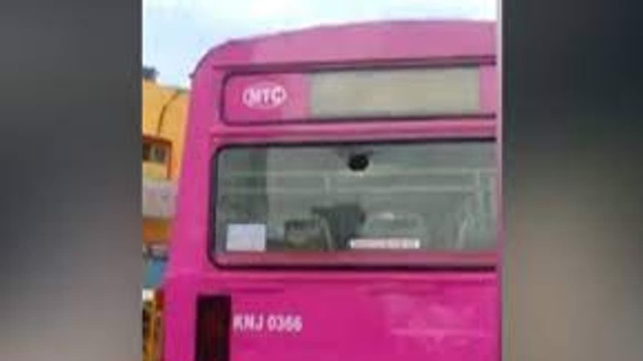 படியில் தொங்கி மாணவர்கள் ரகளை.. நடத்துனர் கண்டித்ததால் பேருந்து கண்ணாடியை உடைத்து அட்டூழியம்..